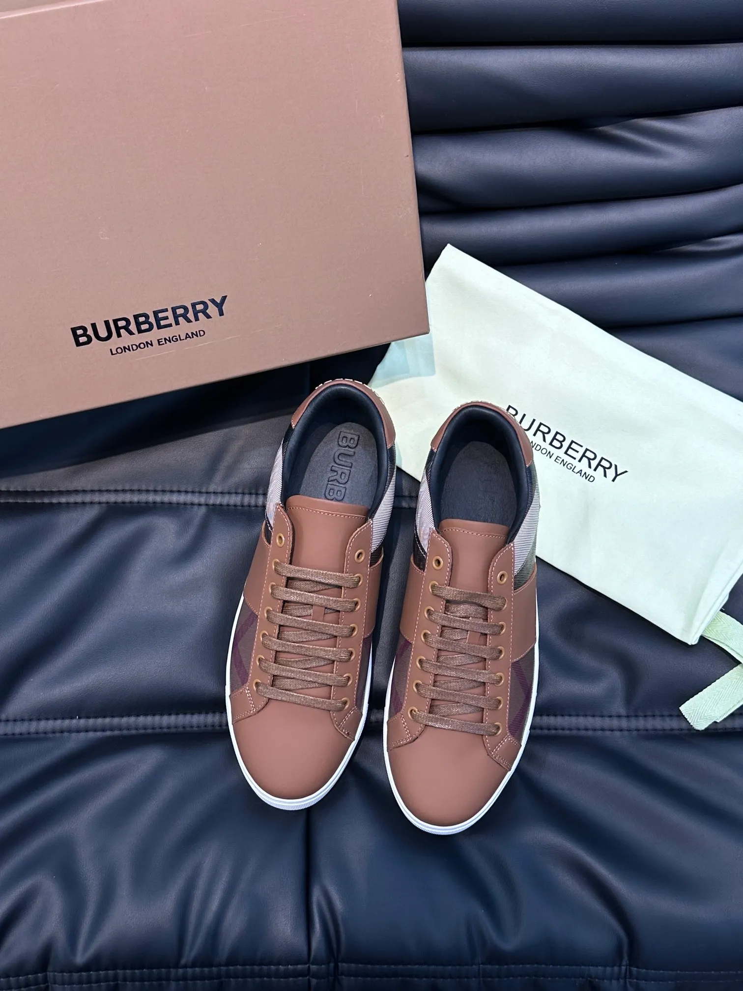 ¥380 B's men's classic low-top sneakers are reinterpreted in Vintage plaid cotton material and decorated with a new brand logo. First-layer cowhide lining, embossed Burberry logo on the heel, and original TPU outsole! Size: 38-44 (45 46 customized)